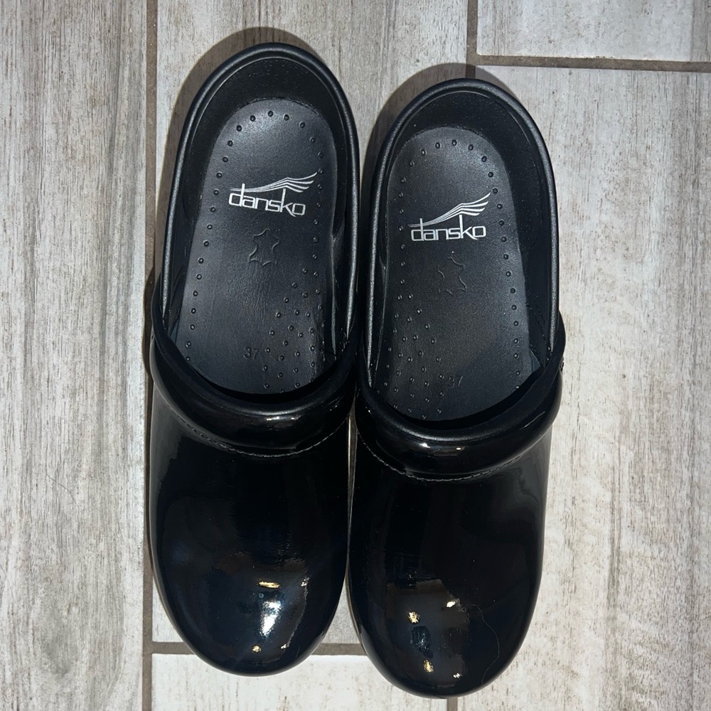Glossy Dankso clogs shiny black, size 37, new!